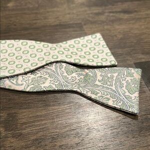 Patterned Green and Cream Reversible Bow Tie